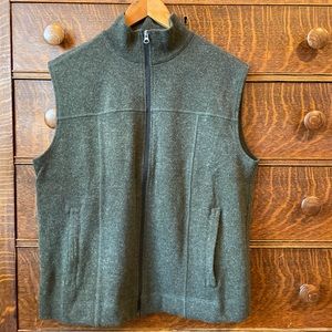 Green small men’s vest from Tilley